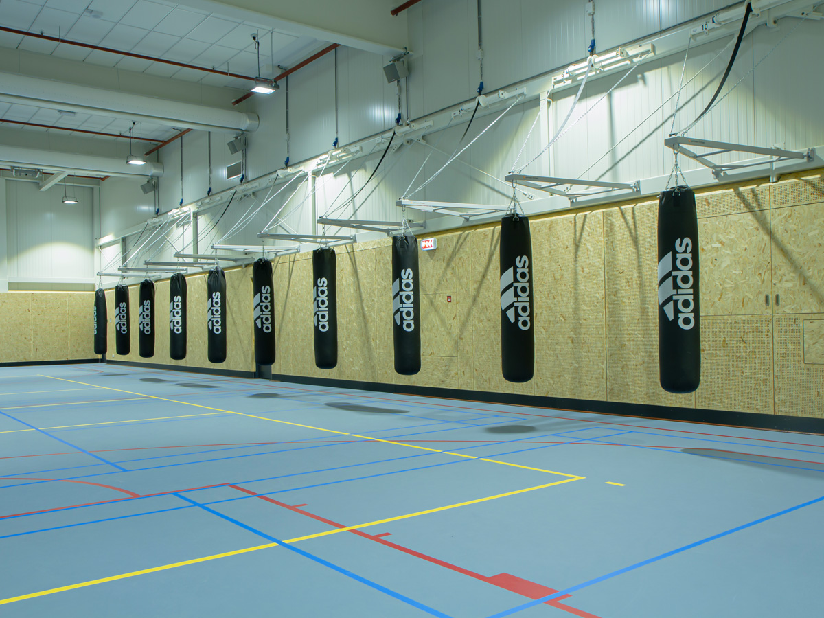 Dojo met meerdere hangende bokszakken in de sporthal van Erasmus Universiteit Rotterdam
