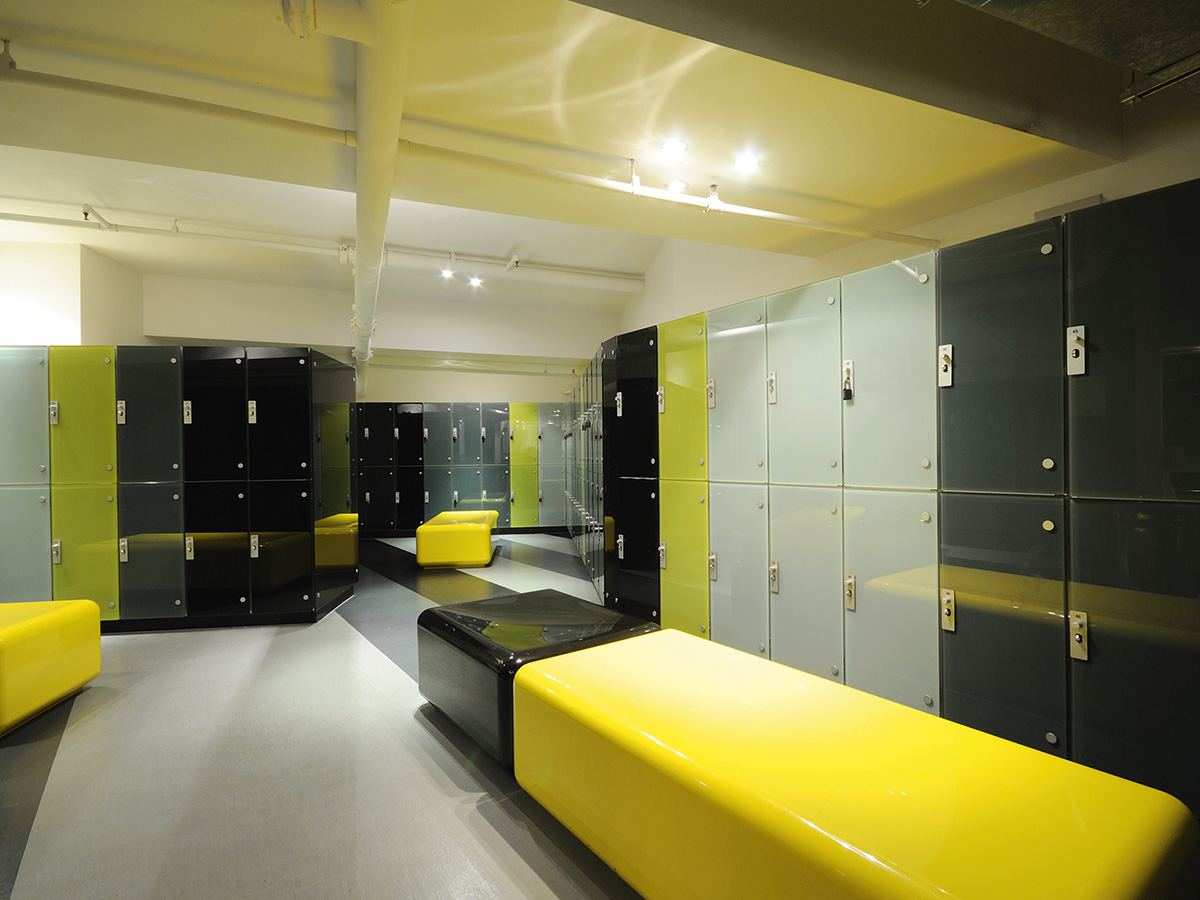 Kleedkamerruimte met glazen designlockers in tinten groen grijs en antraciet