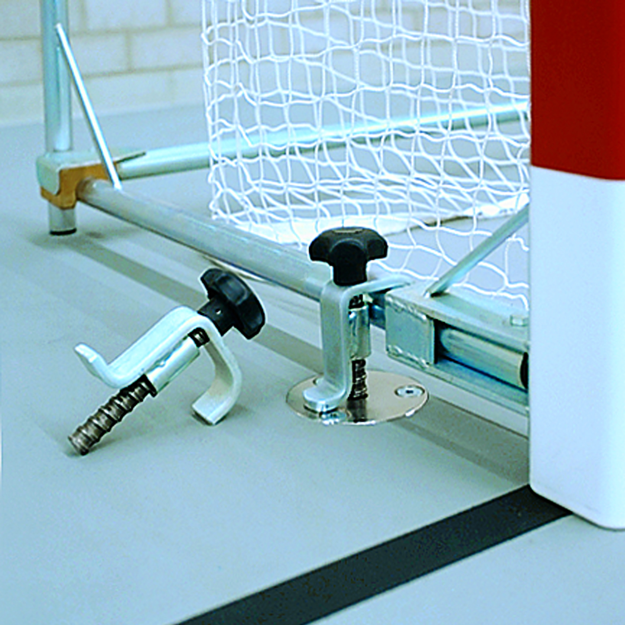 Vastzetinrichting handbaldoel