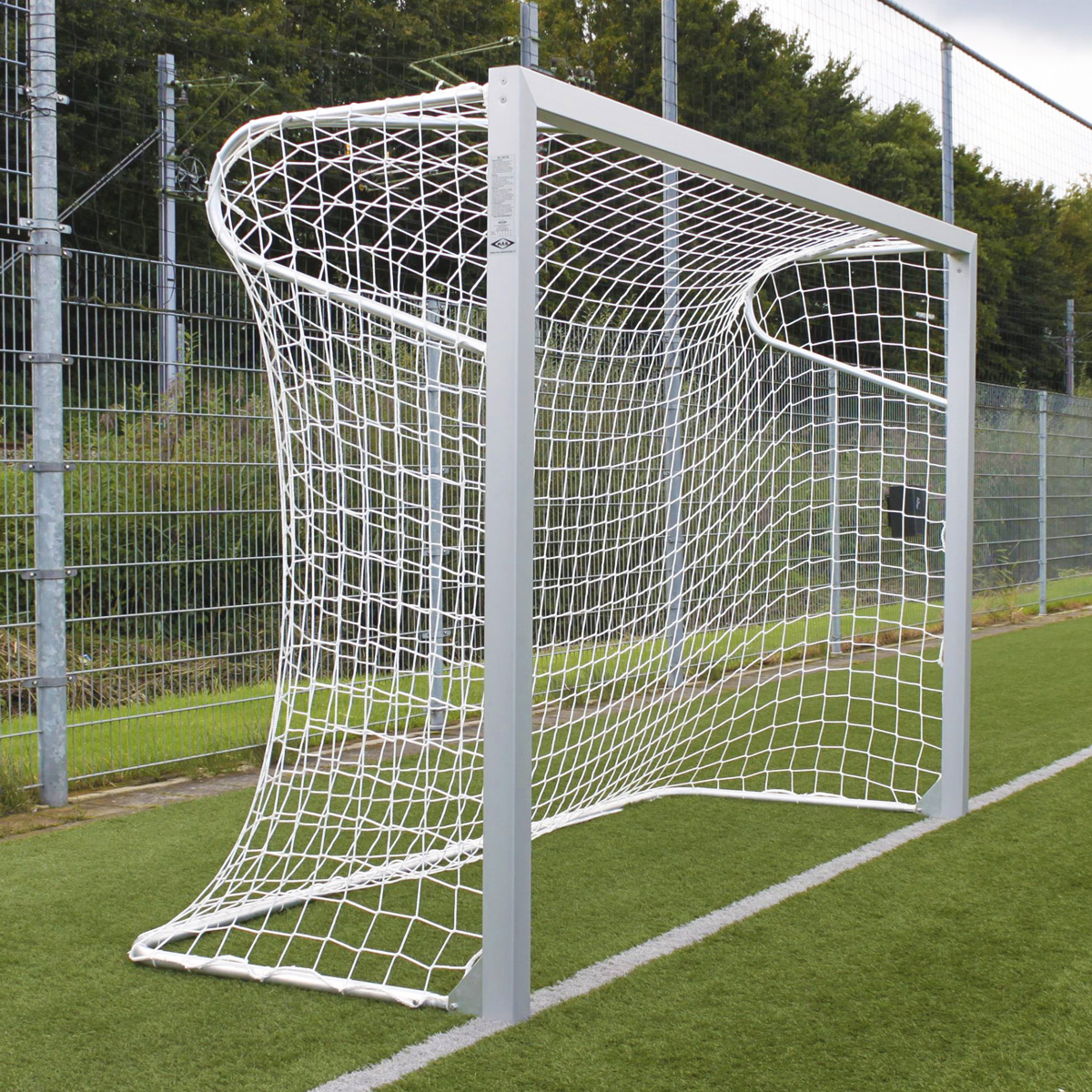 Voetbaldoel met wit net op een kunstgrasveld